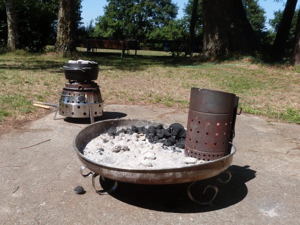 Dutch Oven und Grill vorbereitet